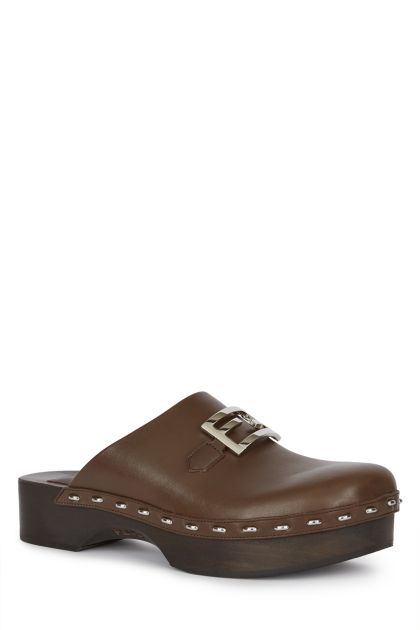 Clogs in brown leather